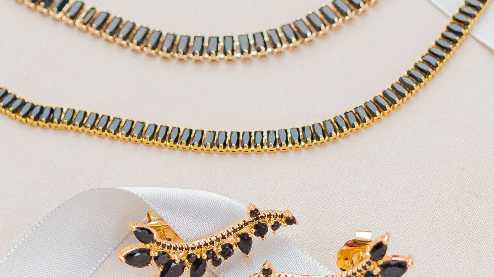 Goldschmuck mit Steinen auf hellem Untergrund — Schmuck kaufen in Amstetten