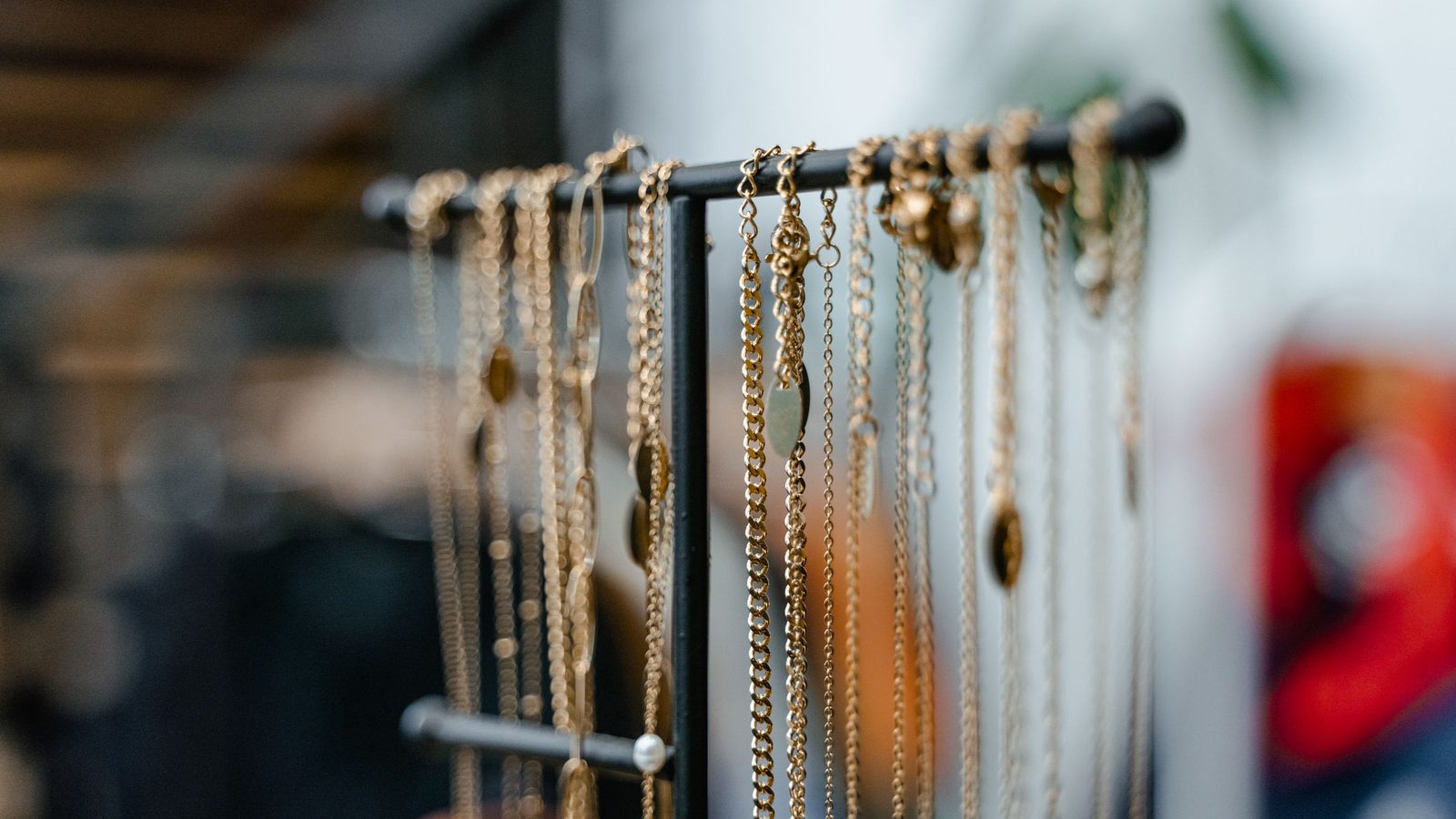 Schmuckständer mit Ketten im Geschäft — Marken bei Juwelier Fichtinger Amstetten