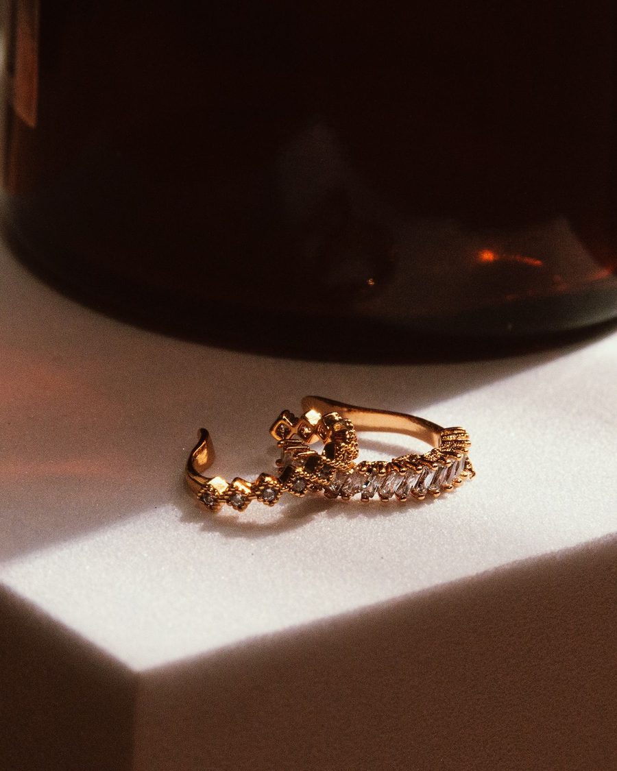Trauringe in Gold auf hellem Sockel — Trauringkollektion bei Juwelier Fichtinger Amstetten