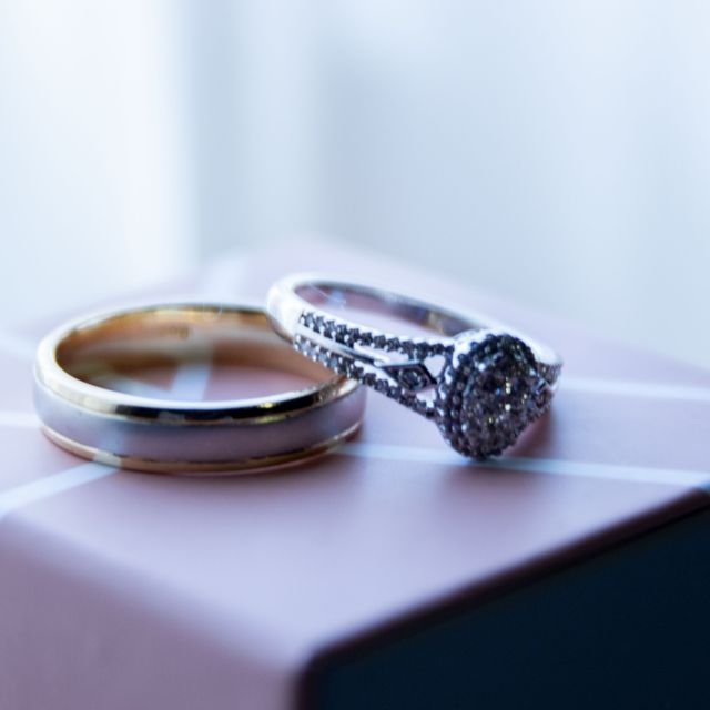 Goldring breit von Wilh. Müller — Gelbgold mit Diamanten bei Juwelier Fichtinger in Amstetten