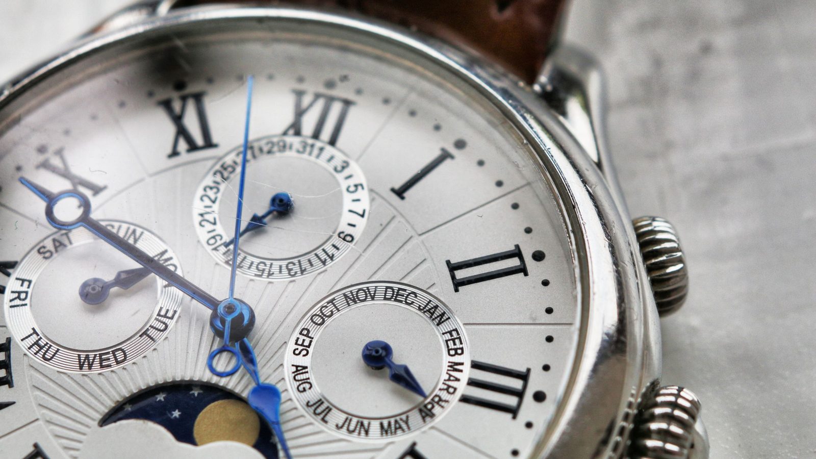 Zifferblatt einer mechanischen Uhr mit Mondphase in Nahaufnahme — Uhren in Amstetten