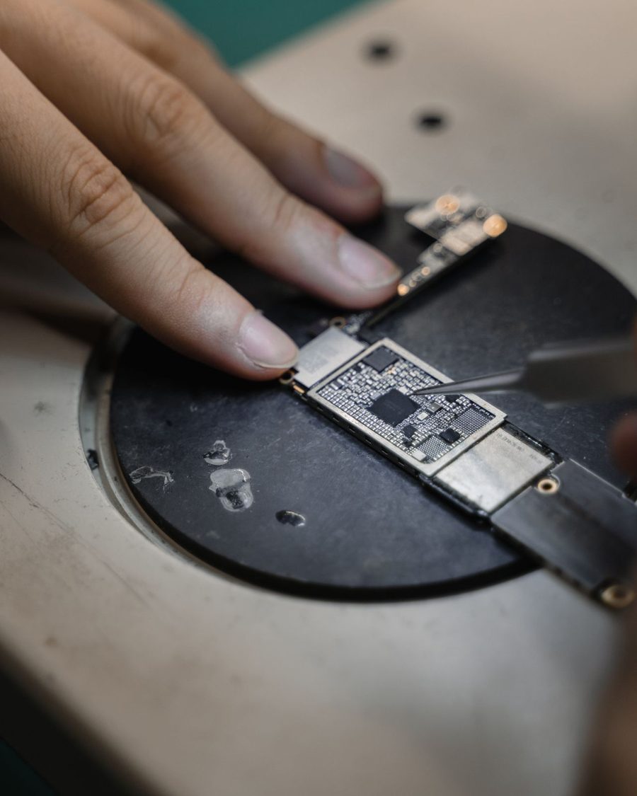 Detailarbeit an der Werkbank in der Goldschmiede von Juwelier Fichtinger